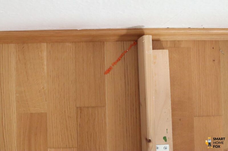 Linsen in der Ecke auf dem Parkett